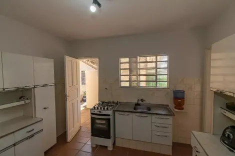 Casa de fundos com 1 quarto 1 banheiro 1 vaga para aluguel no Taquaral em Campinas-SP